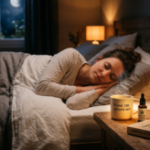 Femme en train de dormir paisiblement avec une tisane de CBD sur la table de chevet